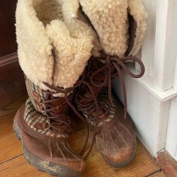 Uggs Fleece Lined Duck Boots 8 - Picture 2 of 4